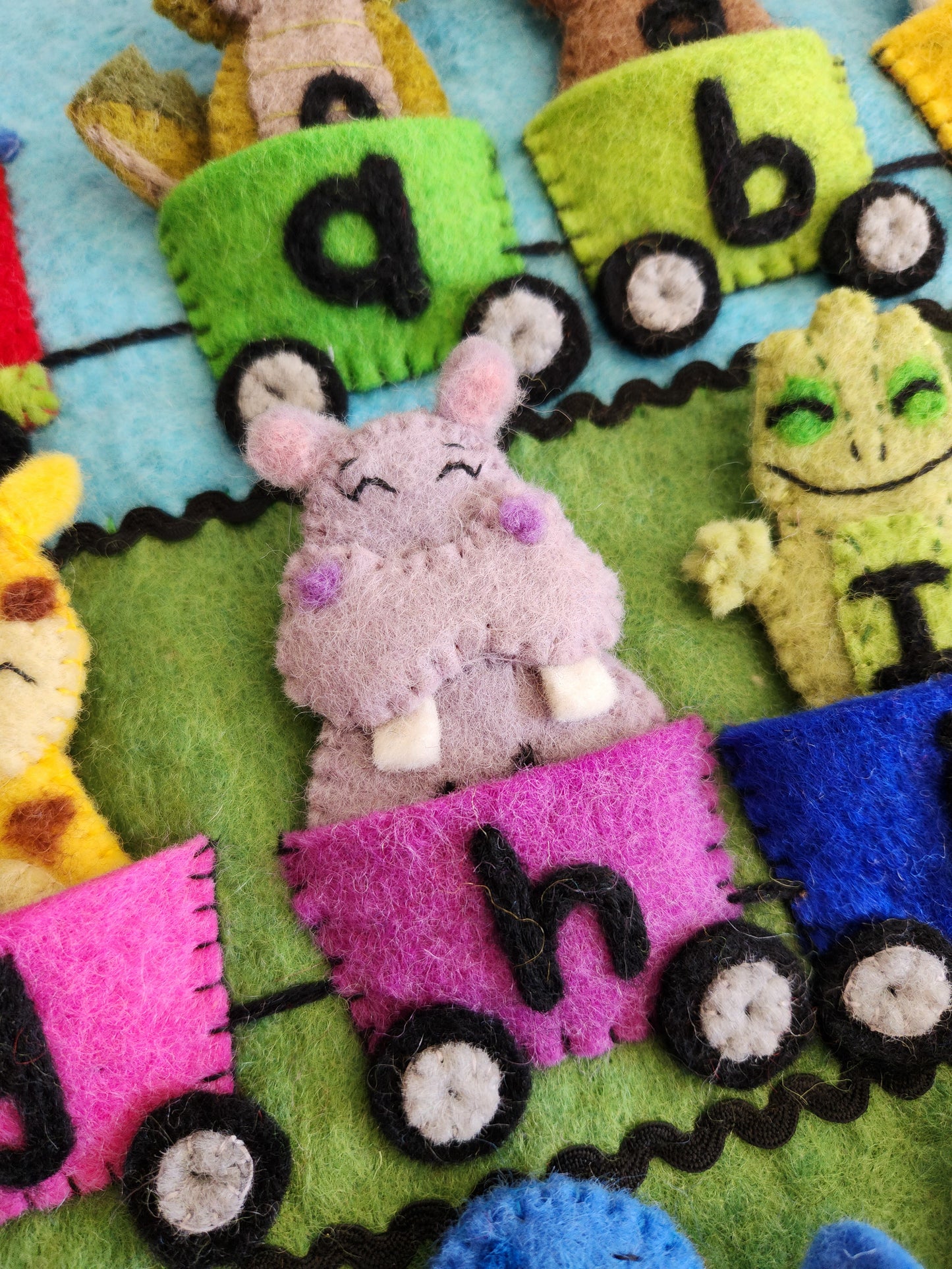 H FOR HIPPO FINGER PUPPET IN H TRAIN CARRIAGE