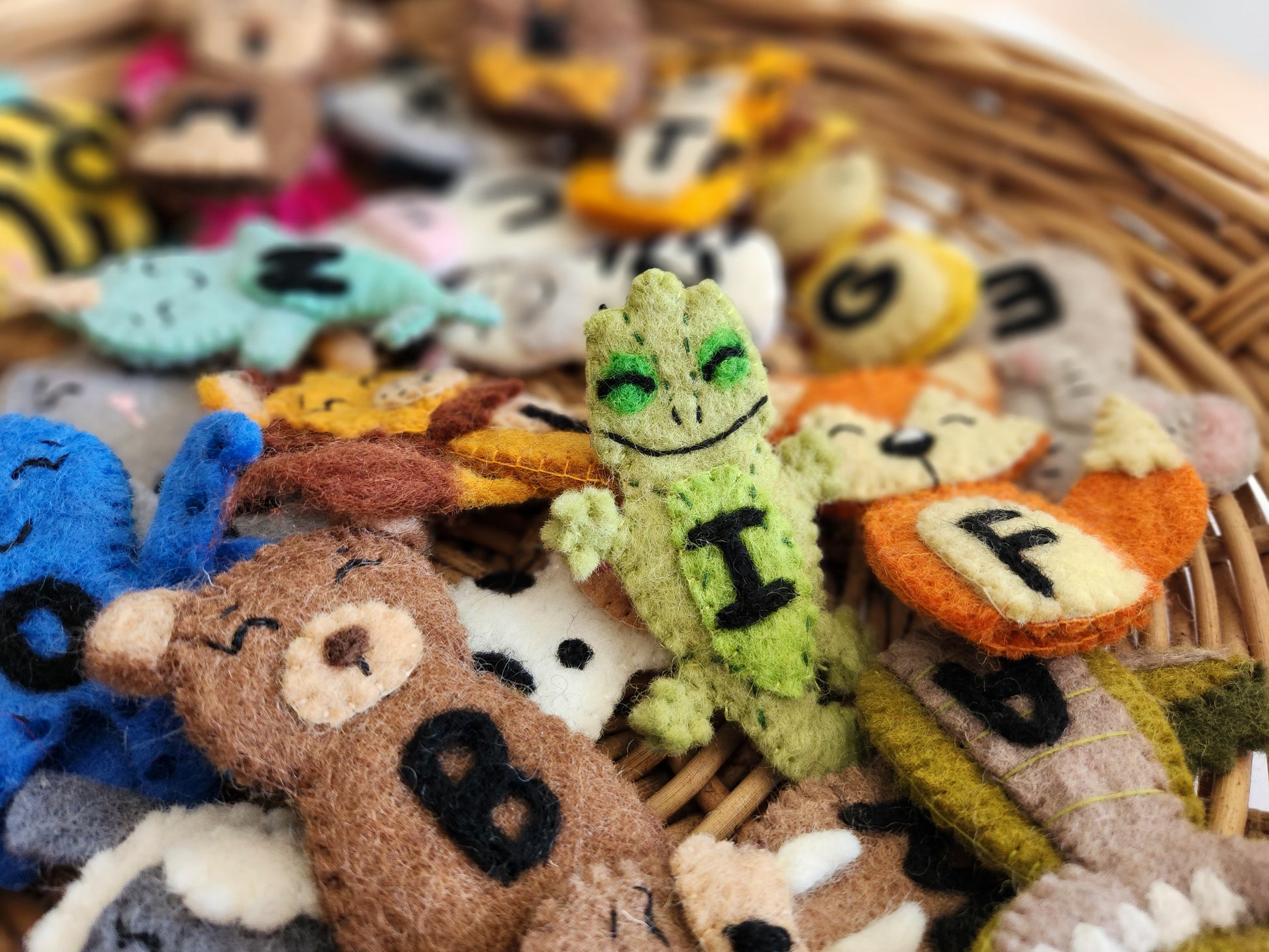 ABC ANIMAL TRAIN FELT FINGER PUPPET SET - FINGER PUPPETS IN BASKET