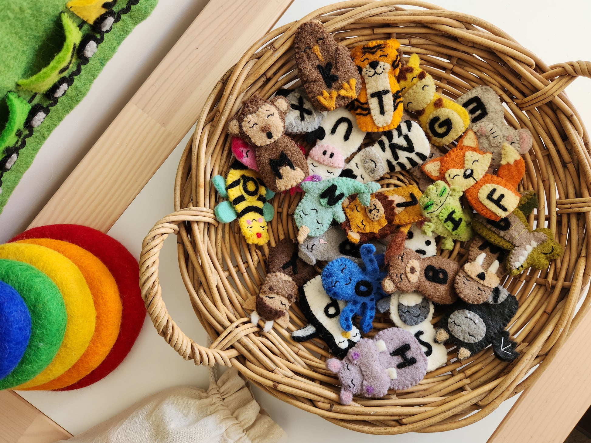 ABC ANIMAL TRAIN FELT FINGER PUPPET SET IN BASKET