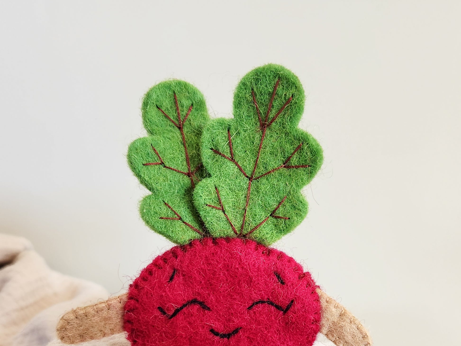 FELT FRUIT AND VEGETABLE FINGER PUPPETS - HAPPY BEETROOT FINGER PUPPET