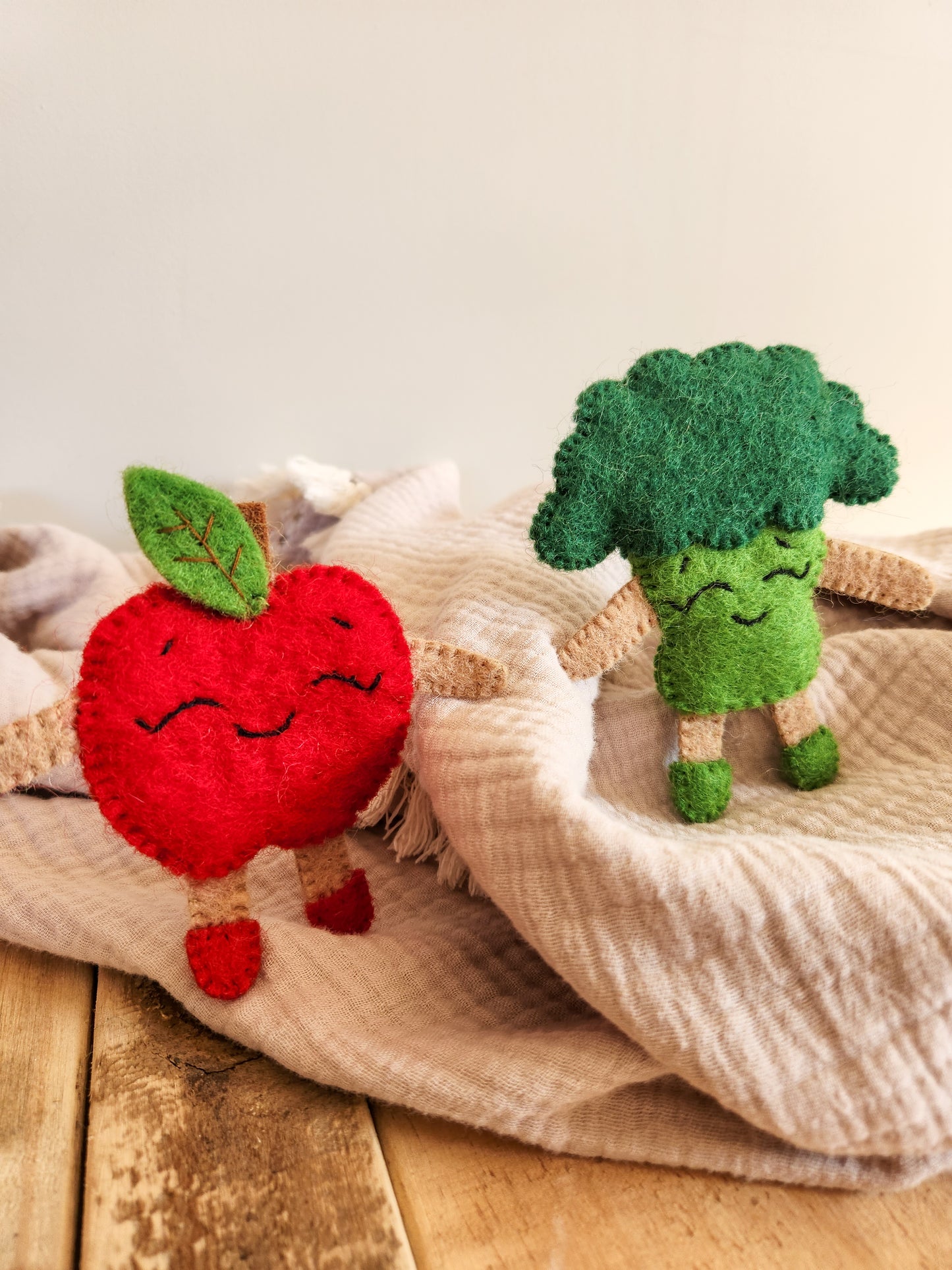 FELT FRUIT AND VEGETABLE FINGER PUPPETS - HAPPY APPLE AND BROCCOLI PUPPETS