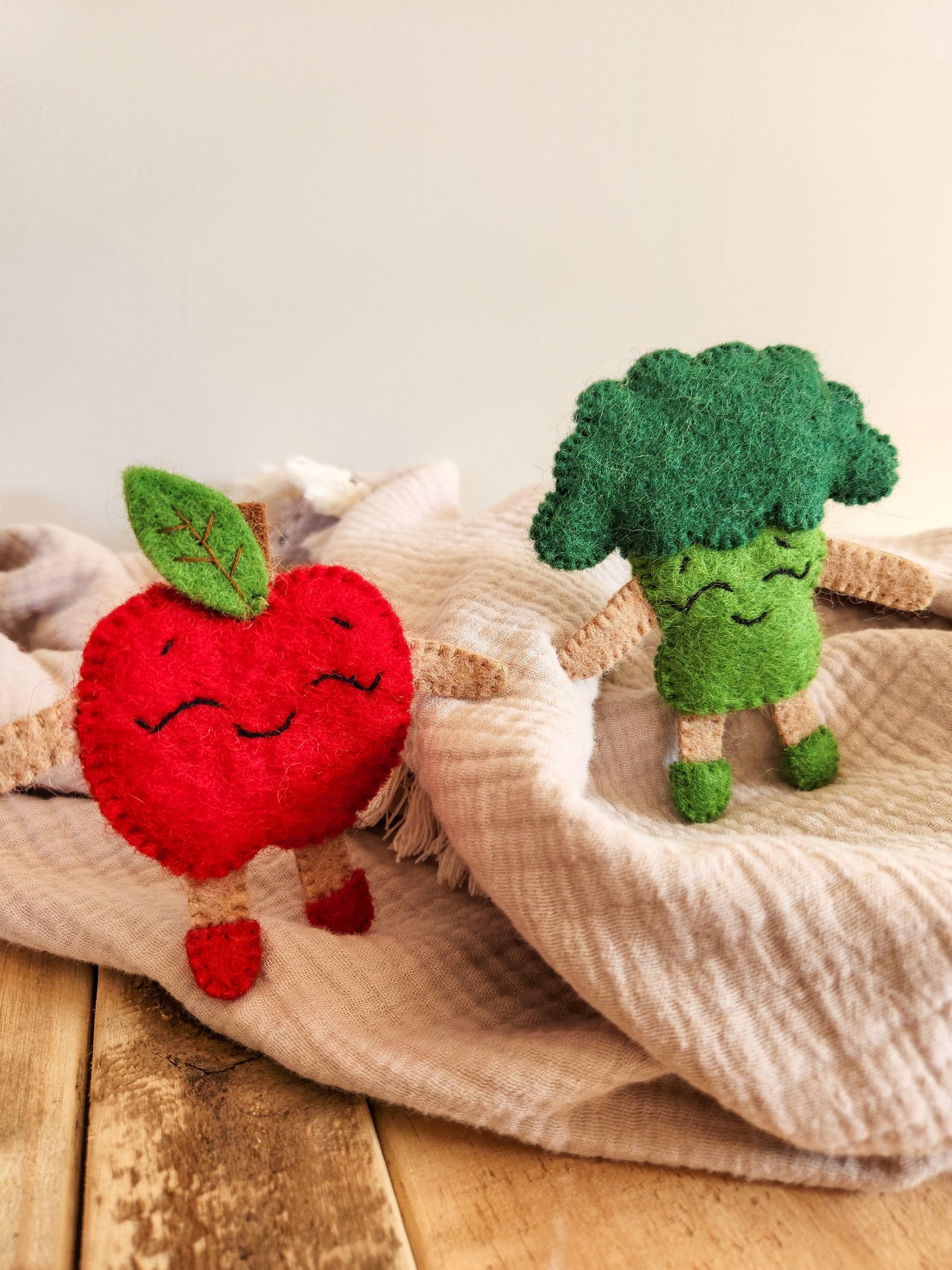 FELT FRUIT AND VEGETABLE FINGER PUPPETS - HAPPY APPLE AND BROCCOLI PUPPETS
