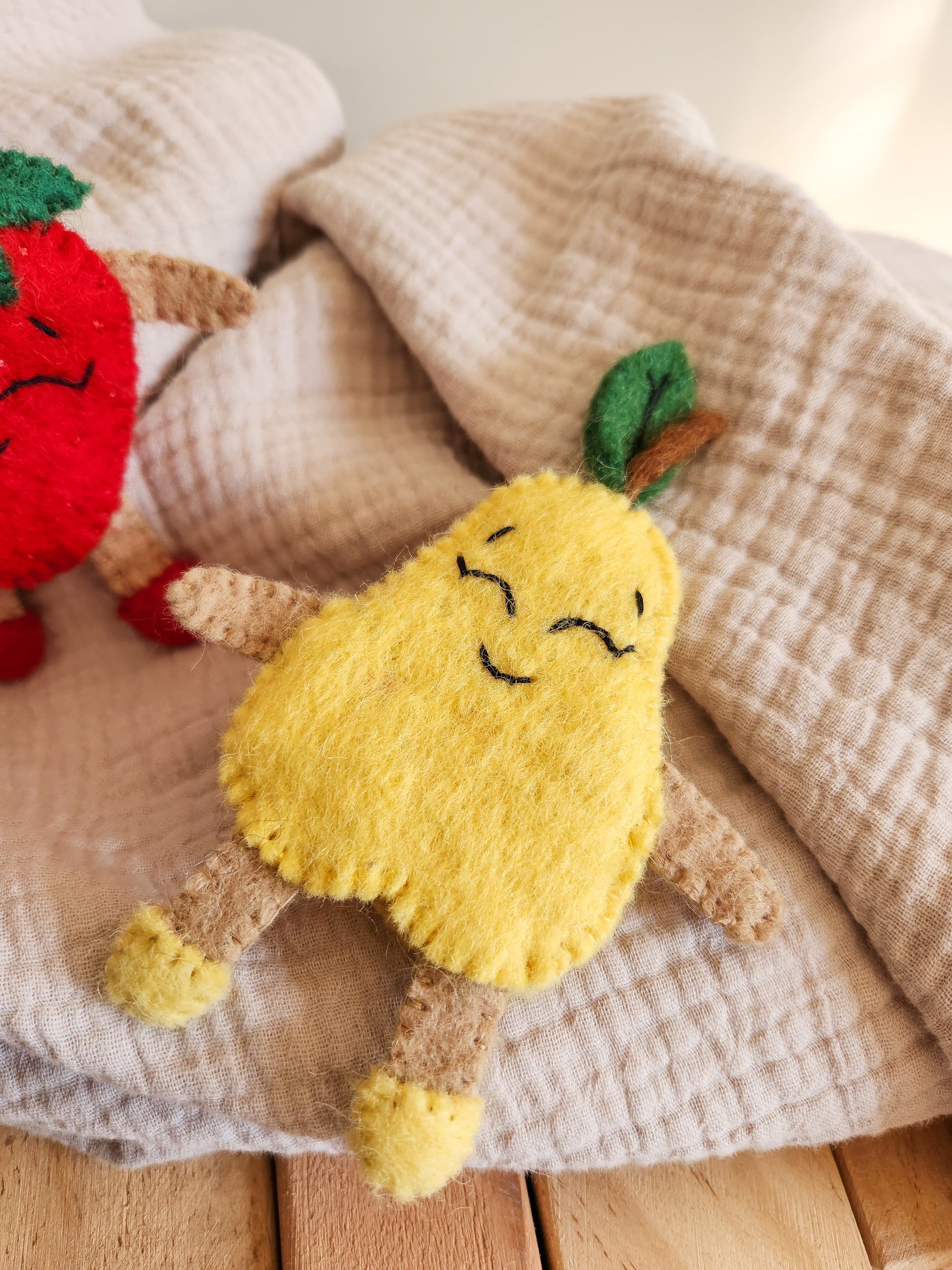FELT FRUIT AND VEGETABLE FINGER PUPPETS - HAPPY PEAR FINGER PUPPET