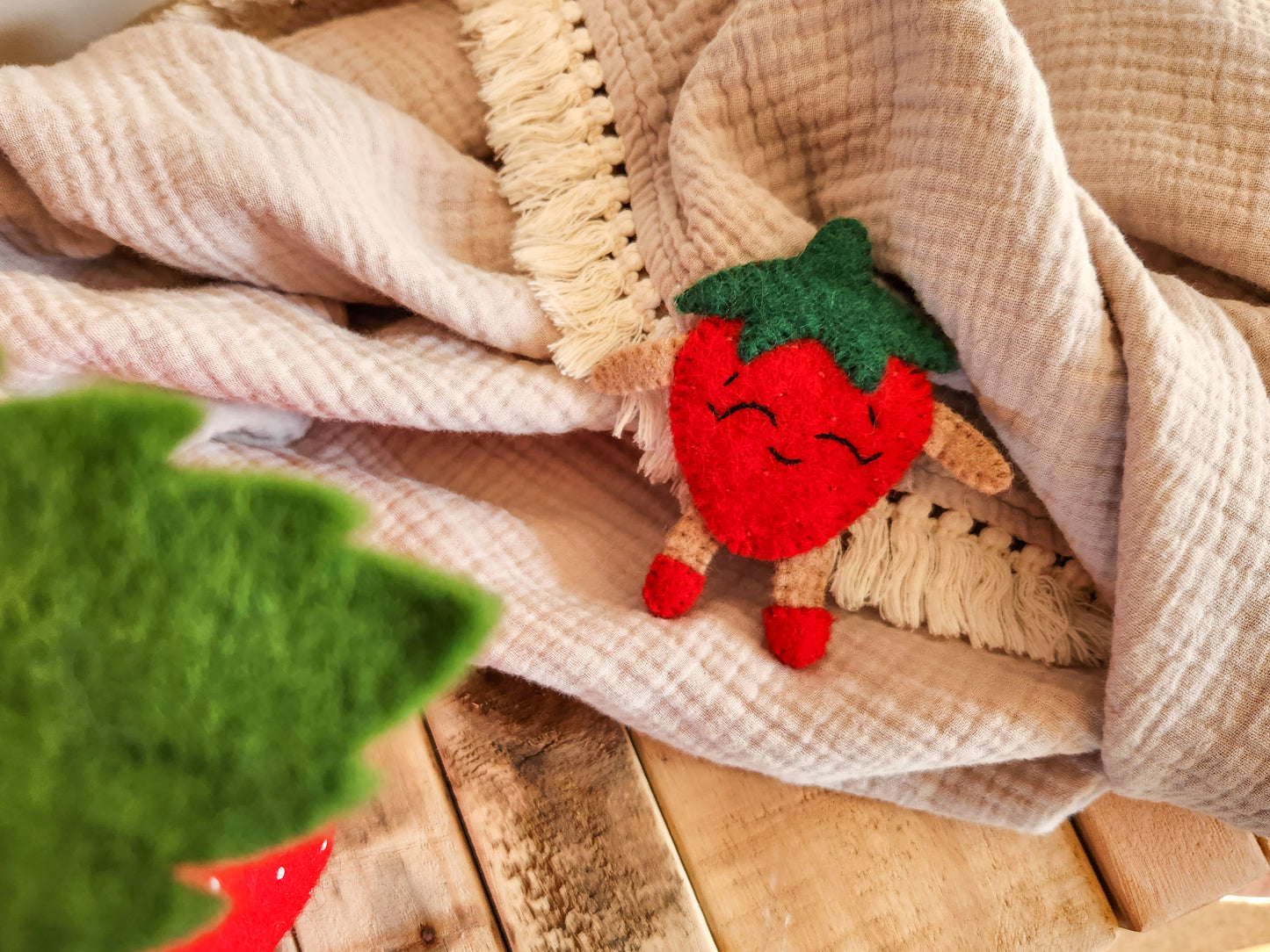 FELT FRUIT AND VEGETABLE FINGER PUPPETS - HAPPY STRAWBERRY FINGER PUPPET