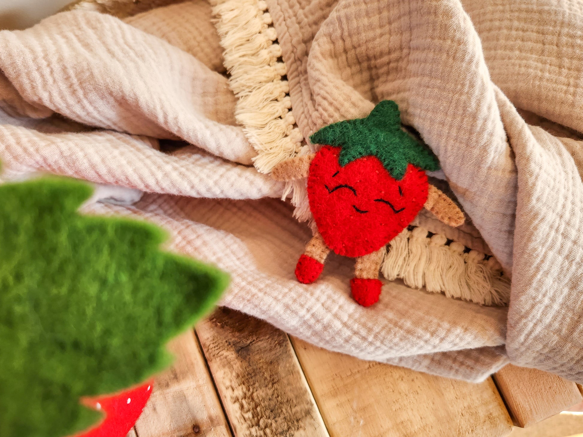 FELT FRUIT AND VEGETABLE FINGER PUPPETS - HAPPY STRAWBERRY FINGER PUPPET