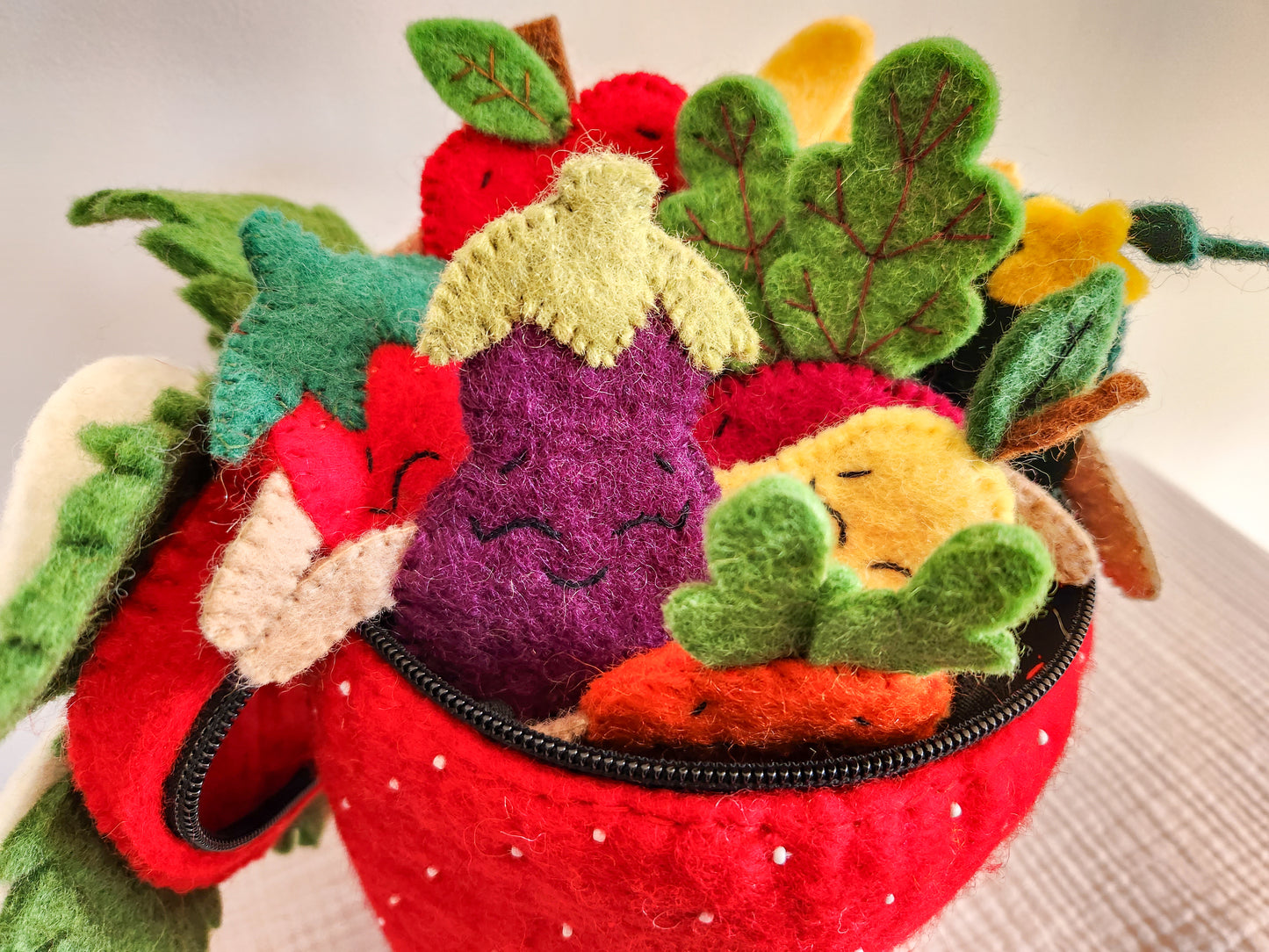 FELT FRUIT AND VEGETABLE FINGER PUPPETS - VEGEPALS IN FELT STRAWBERRY BAG