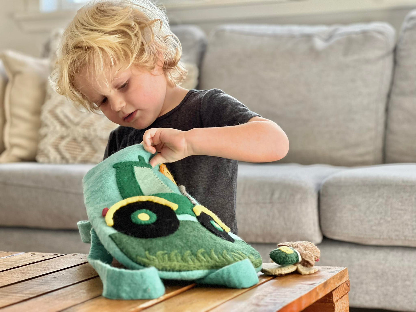 OLD MACDONALDS FARM FELT FINGER PUPPET TRACTOR BAG SET YOUNG BOY AND FELT BACKPACK