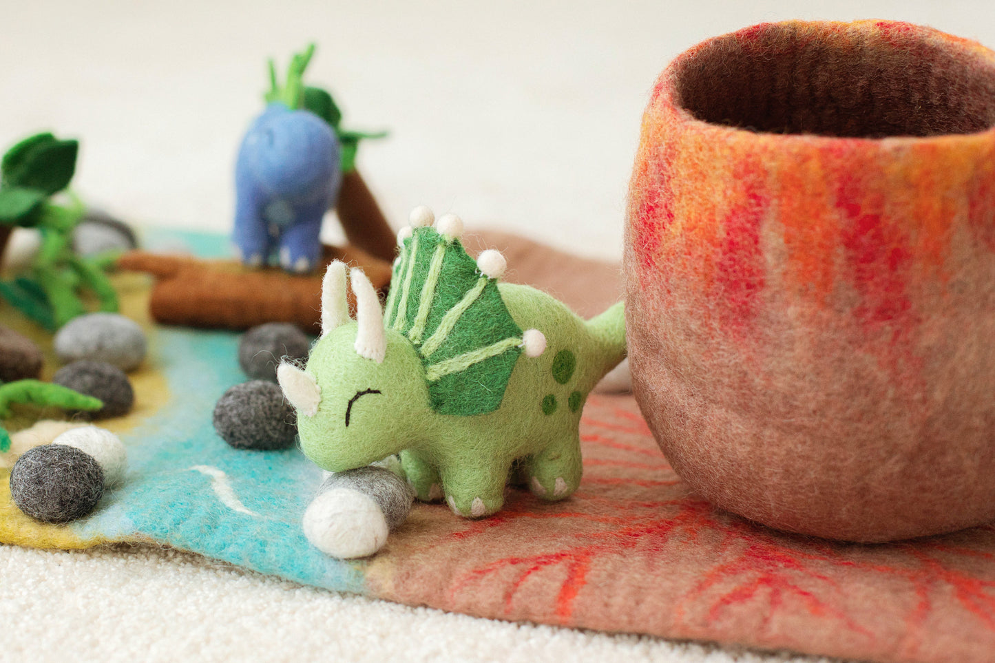 SMALL WORLD  PLAY MAT PLAYSCAPE FELT DINOSAUR STEGOSAURUS TRICERATOPS