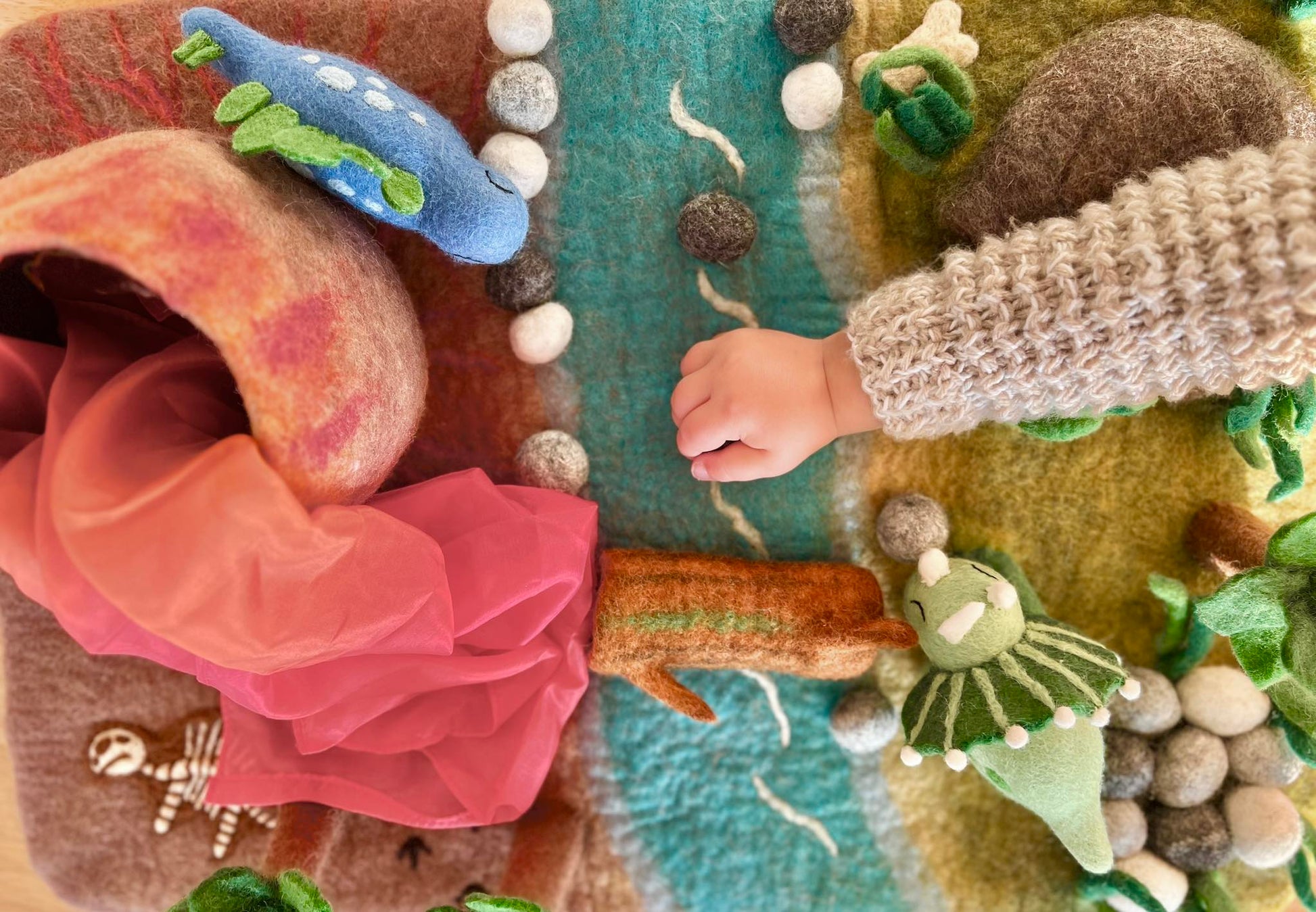 SMALL WORLD  PLAY MAT PLAYSCAPE FELT DINOSAUR STEGOSAURUS TRICERATOPS BRONTOSAURUS