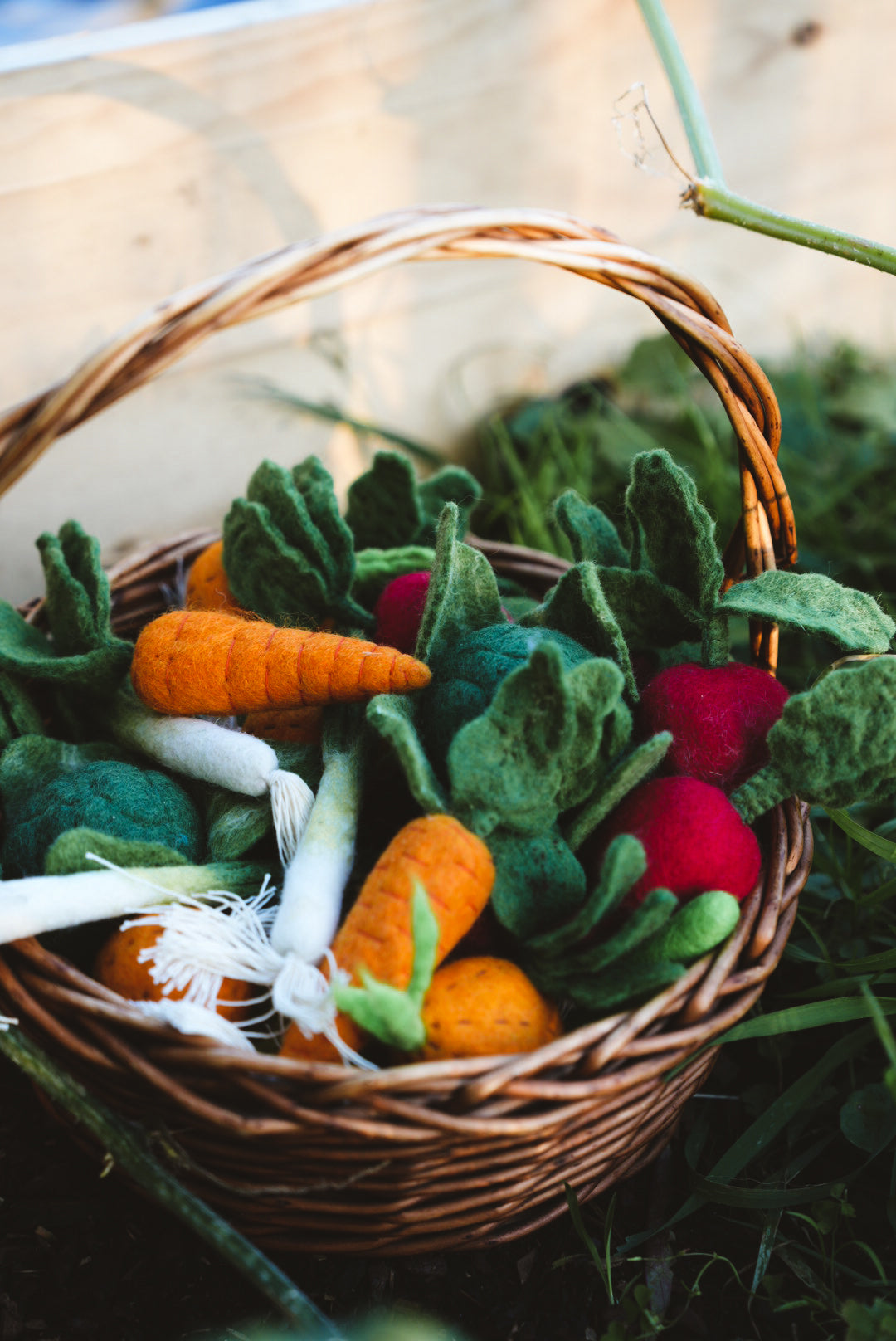 WHOLESOME HARVEST PLAY FELT GARDEN TOY SET - FELT VEGETABLES IN BASKET