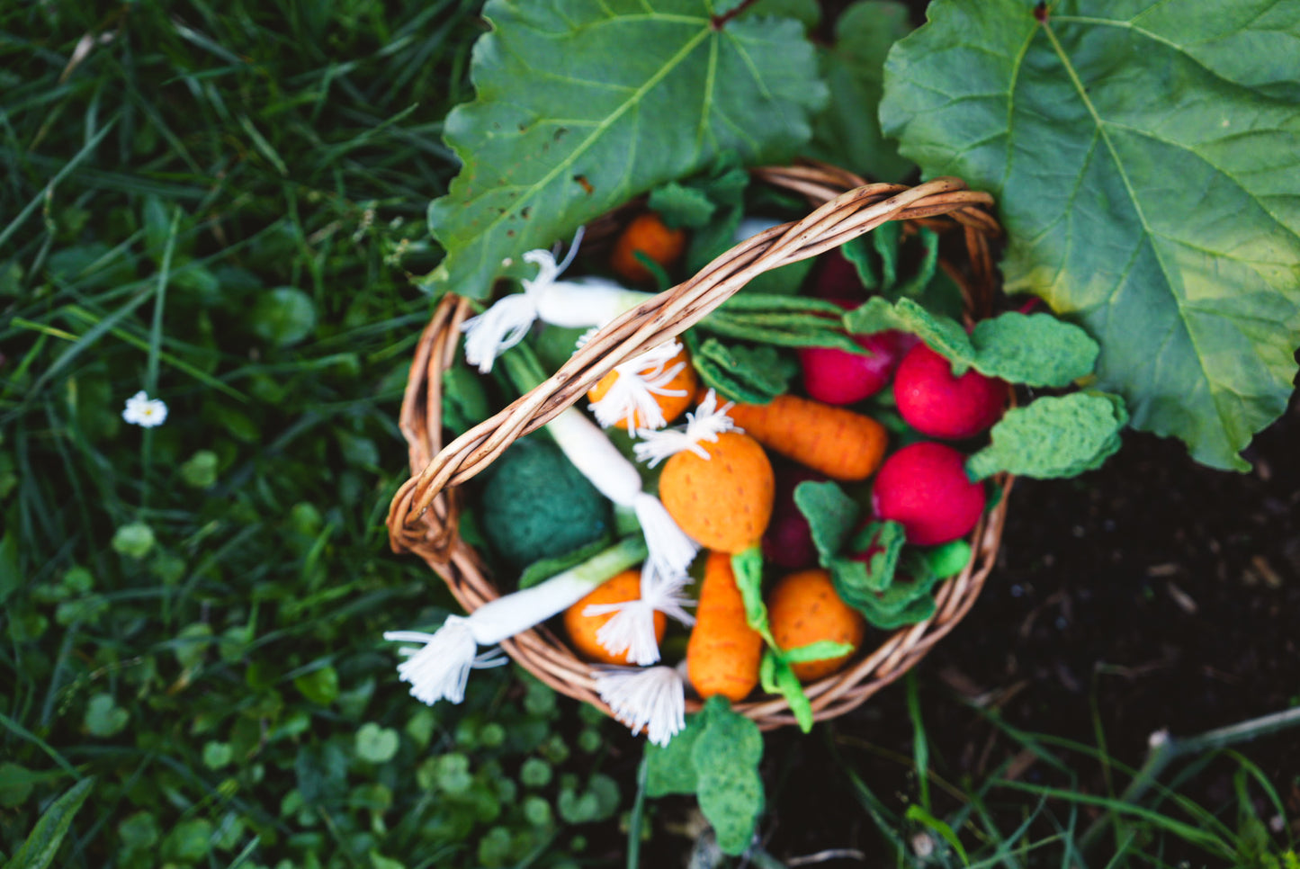 WHOLESOME HARVEST PLAY FELT GARDEN TOY SET GARDEN VEGETABLES IN BASKET OUTDOORS