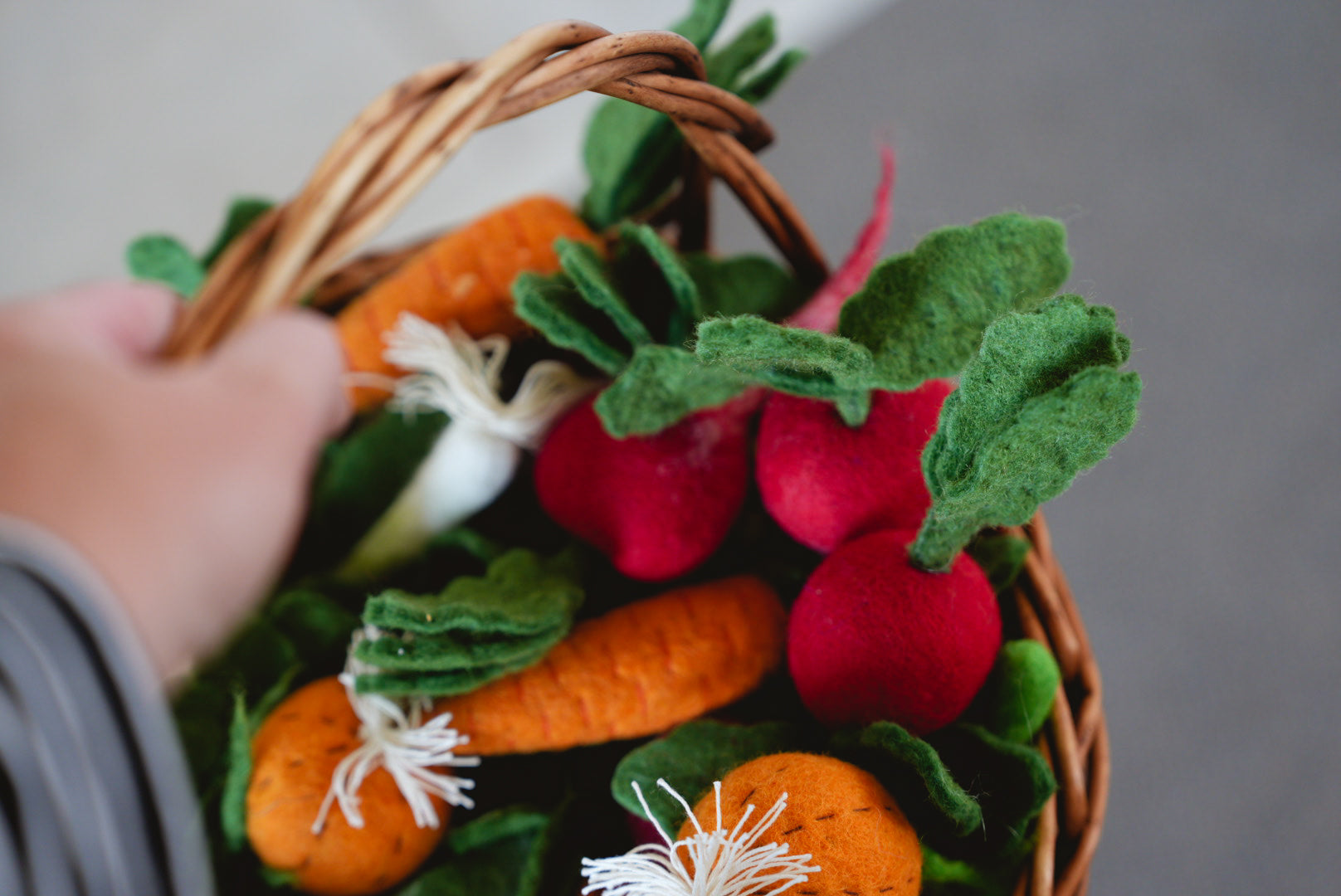WHOLESOME HARVEST PLAY FELT GARDEN TOY SET FELT GARDEN VEGES IN BASKET