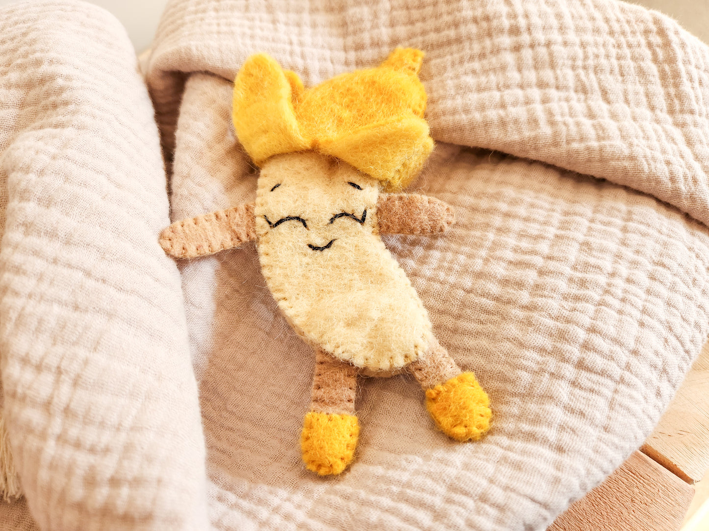 FELT FRUIT AND VEGETABLE FINGER PUPPETS - HAPPY BANANA FINGER PUPPET