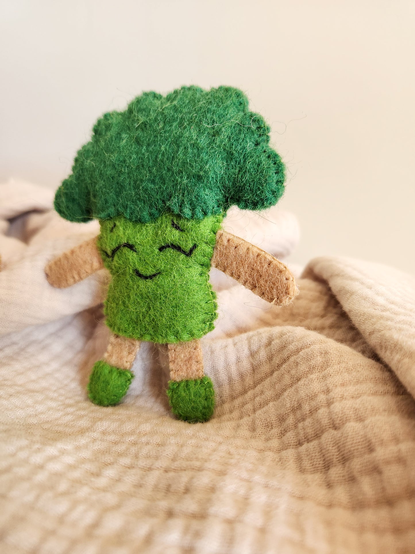 FELT FRUIT AND VEGETABLE FINGER PUPPETS - HAPPY BROCCOLI FINGER PUPPET