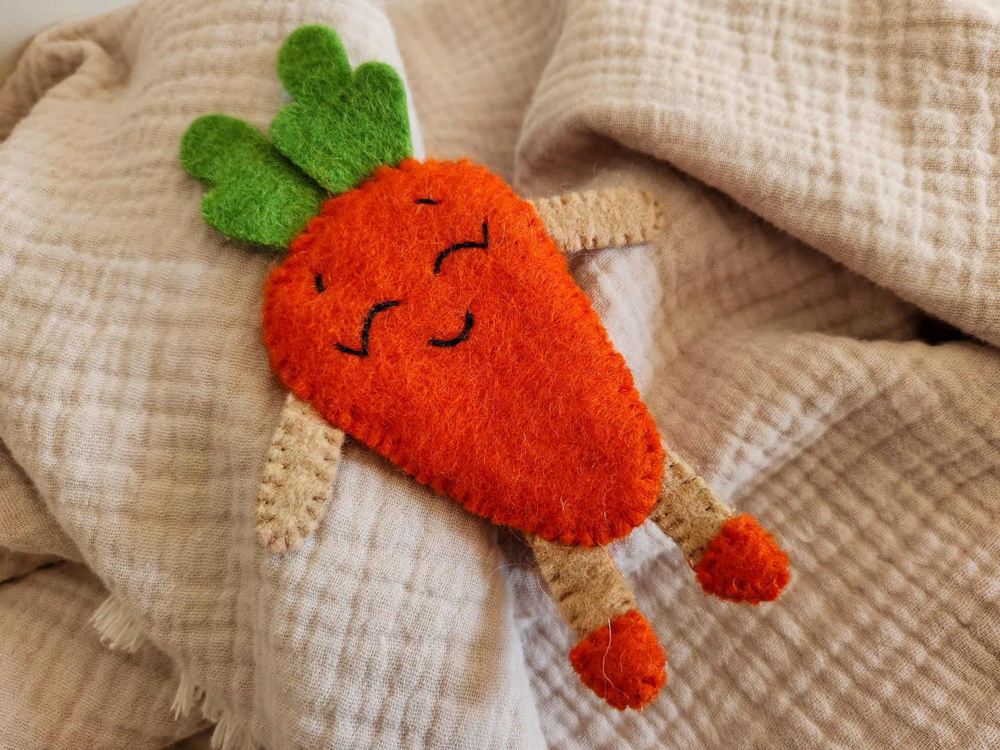 FELT FRUIT AND VEGETABLE FINGER PUPPETS - HAPPY CARROT FINGER PUPPET