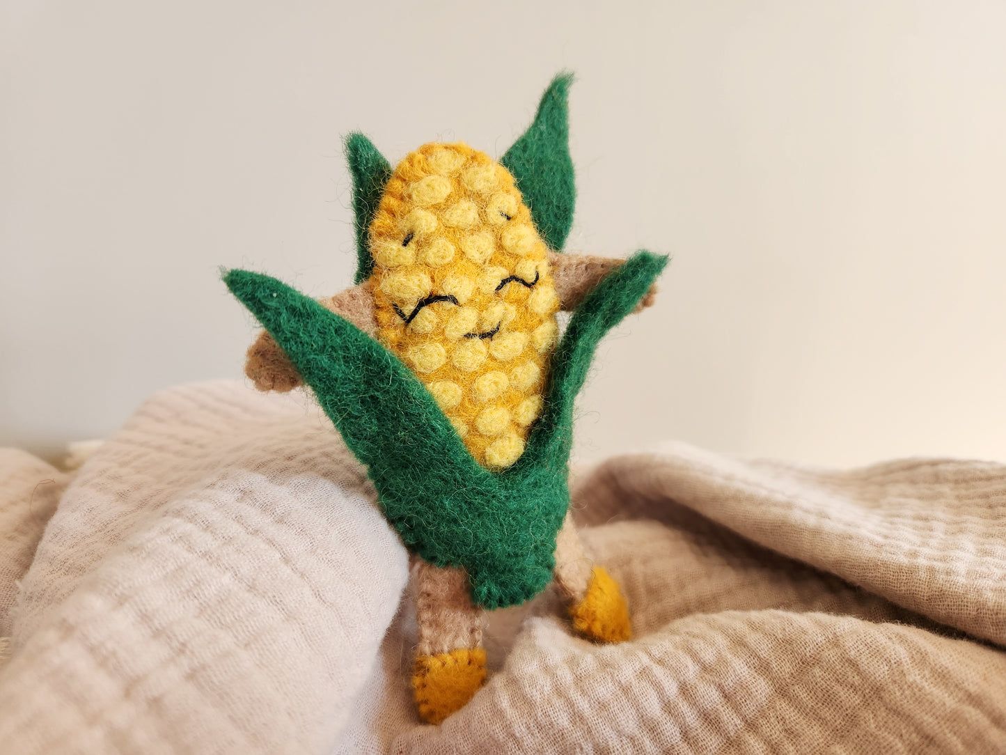 FELT FRUIT AND VEGETABLE FINGER PUPPETS - HAPPY CORN FINGER PUPPET