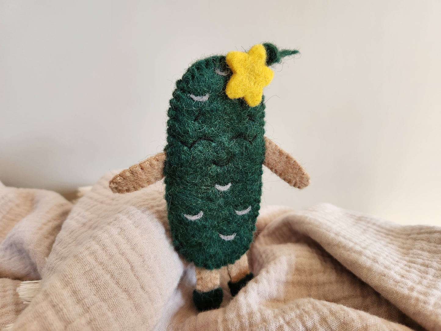 FELT FRUIT AND VEGETABLE FINGER PUPPETS - HAPPY CUCUMBER FINGER PUPPET