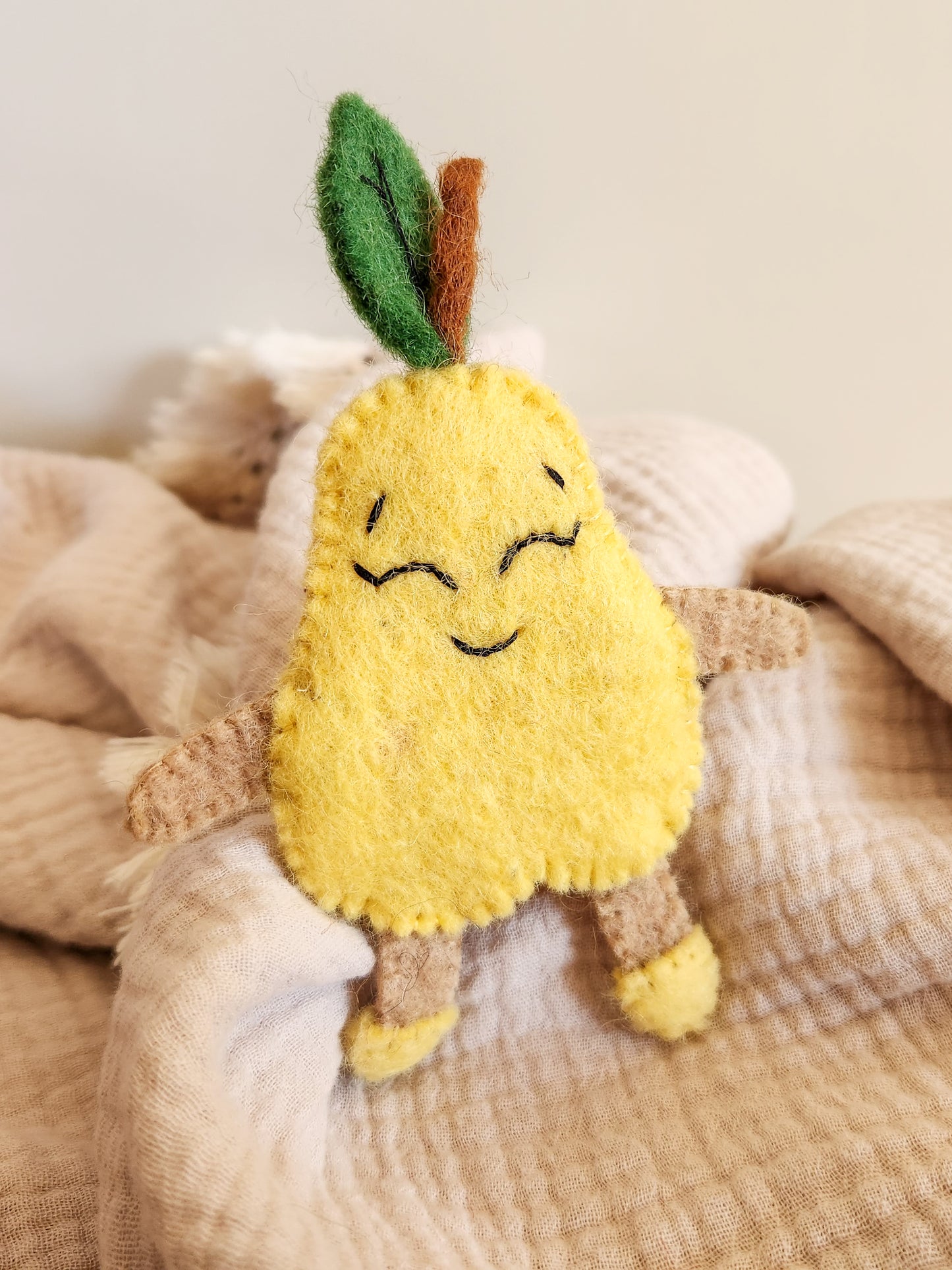 FELT FRUIT AND VEGETABLE FINGER PUPPETS - HAPPY PEAR FINGER PUPPET PALE YELLOW SMILING