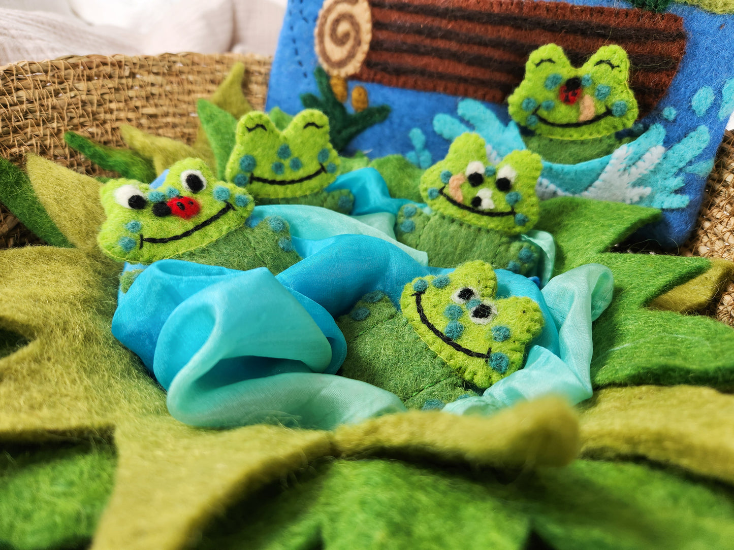 Five Green Speckled Frogs - Finger Puppet Set