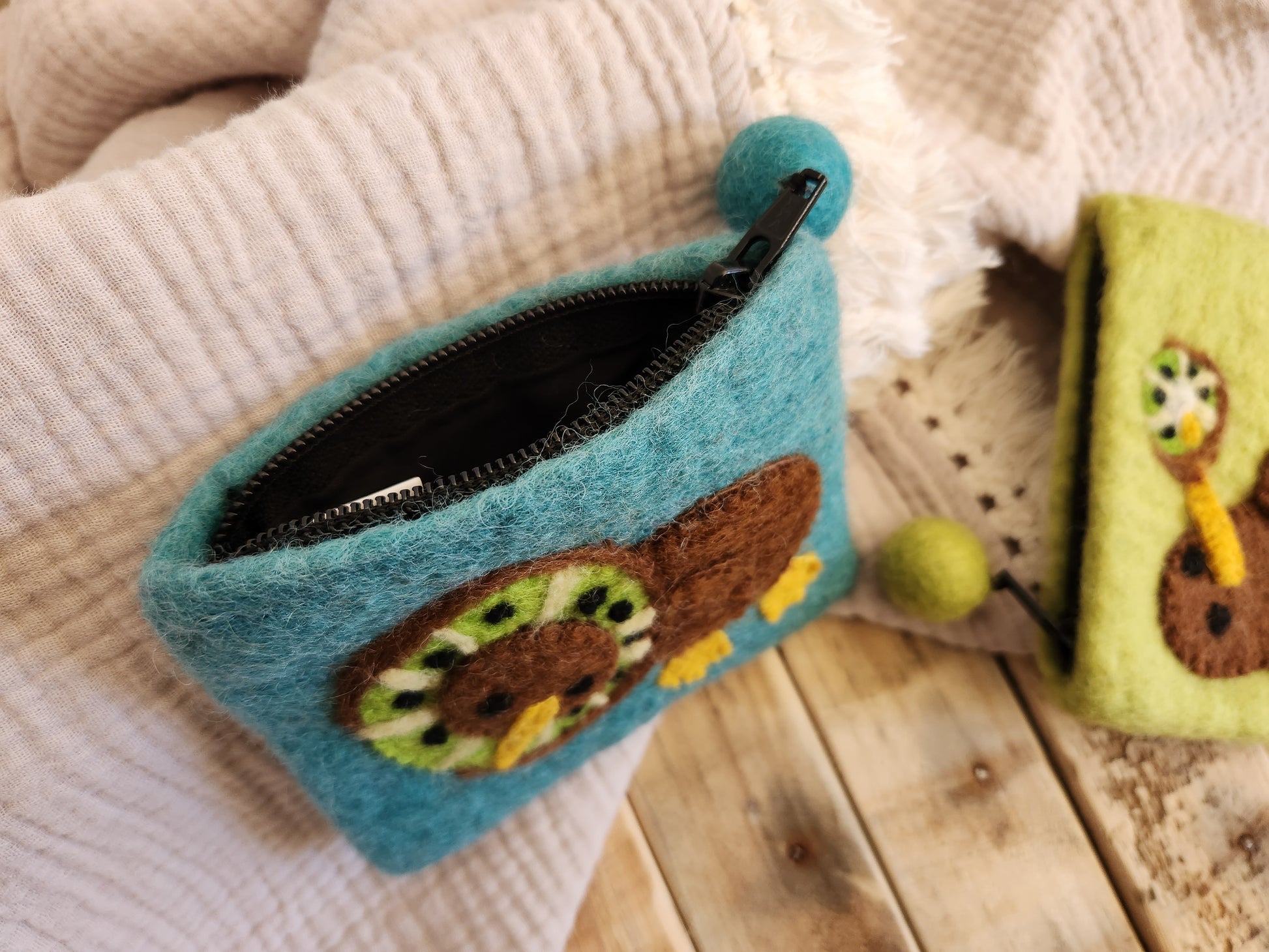 FELT KIWI COIN PURSE  BLUE WITH KIWI BIRD HEAD INSIDE KIWI FRUIT SLICE