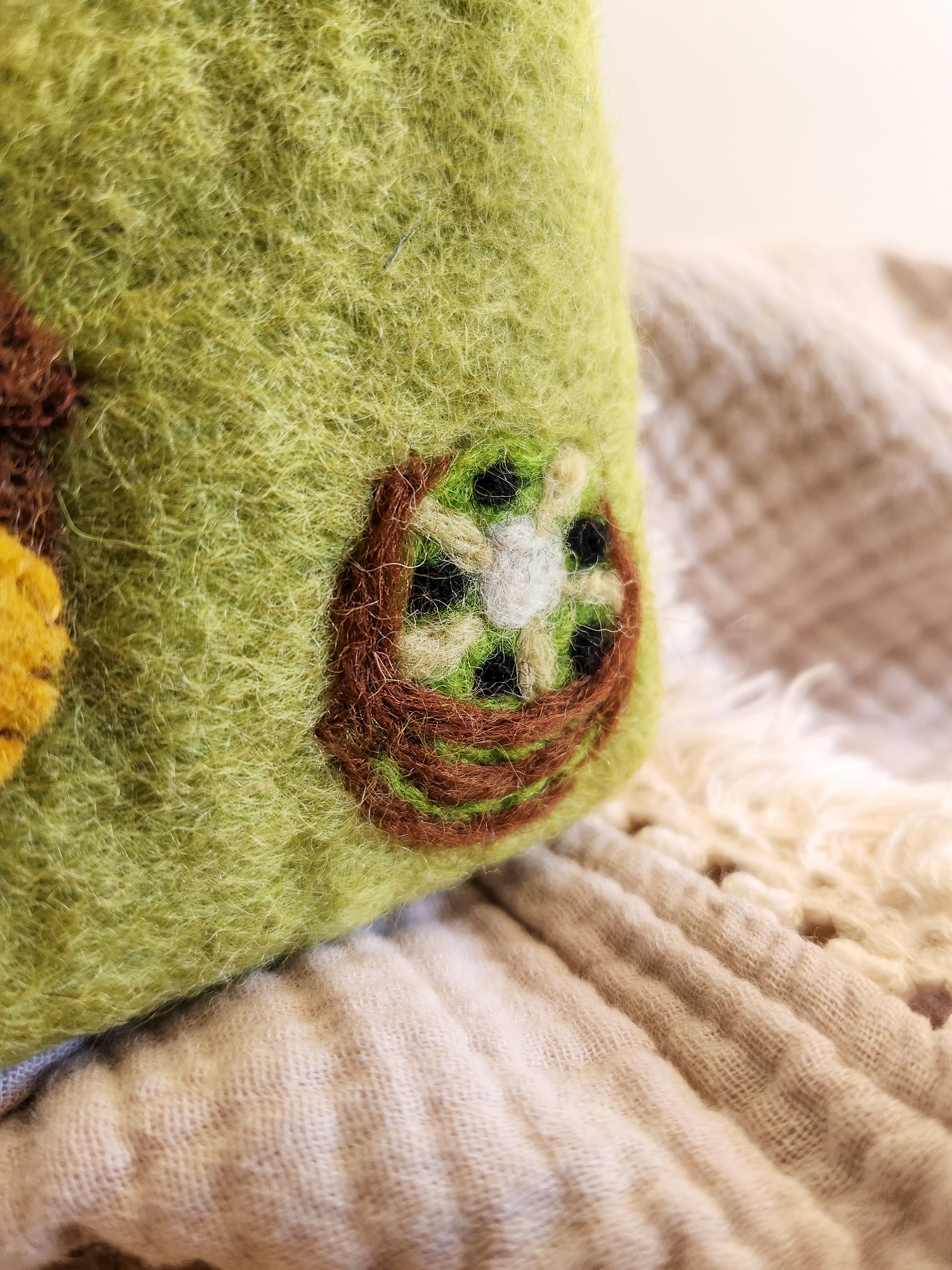 FELT KIWI COIN PURSE GREEN CLOSE UP DETAIL OF KIWI FRUIT SLICES