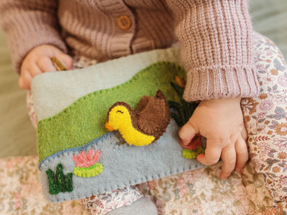 FIVE LITTLE DUCKS FELT FINGER PUPPET SET CLOSE UP OF FELT DUCK PUPPET AND POUCH