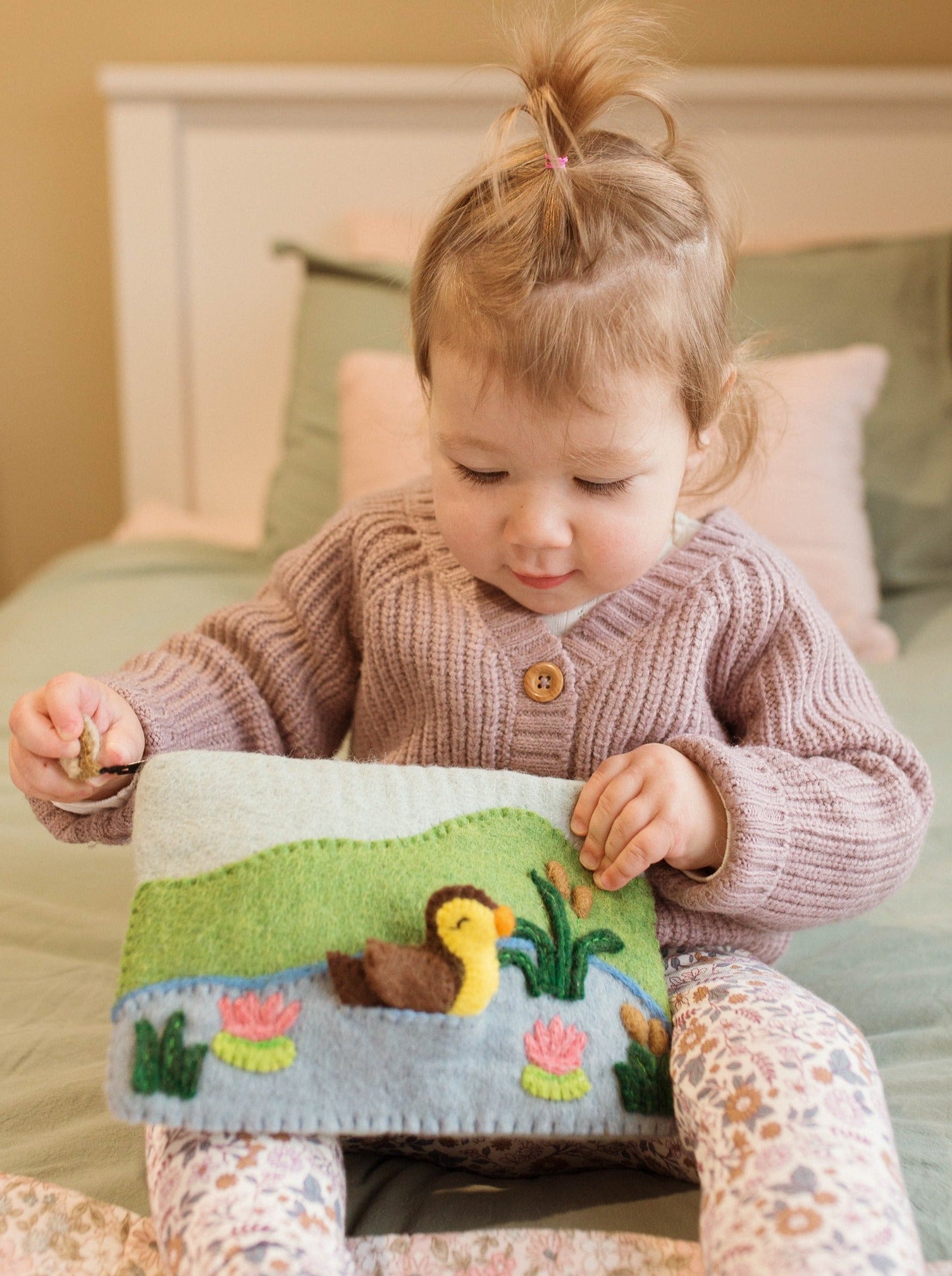 FIVE LITTLE DUCKS FELT FINGER PUPPET SET LITTLE GIRL PLAYING WITH FELT STORAGE POUCH AND PUPPET SET