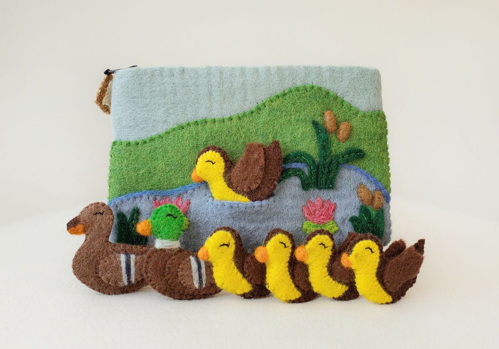 FIVE LITTLE DUCKS FELT FINGER PUPPET SET MUM AND DAD DUCK AND STORAGE POUCH