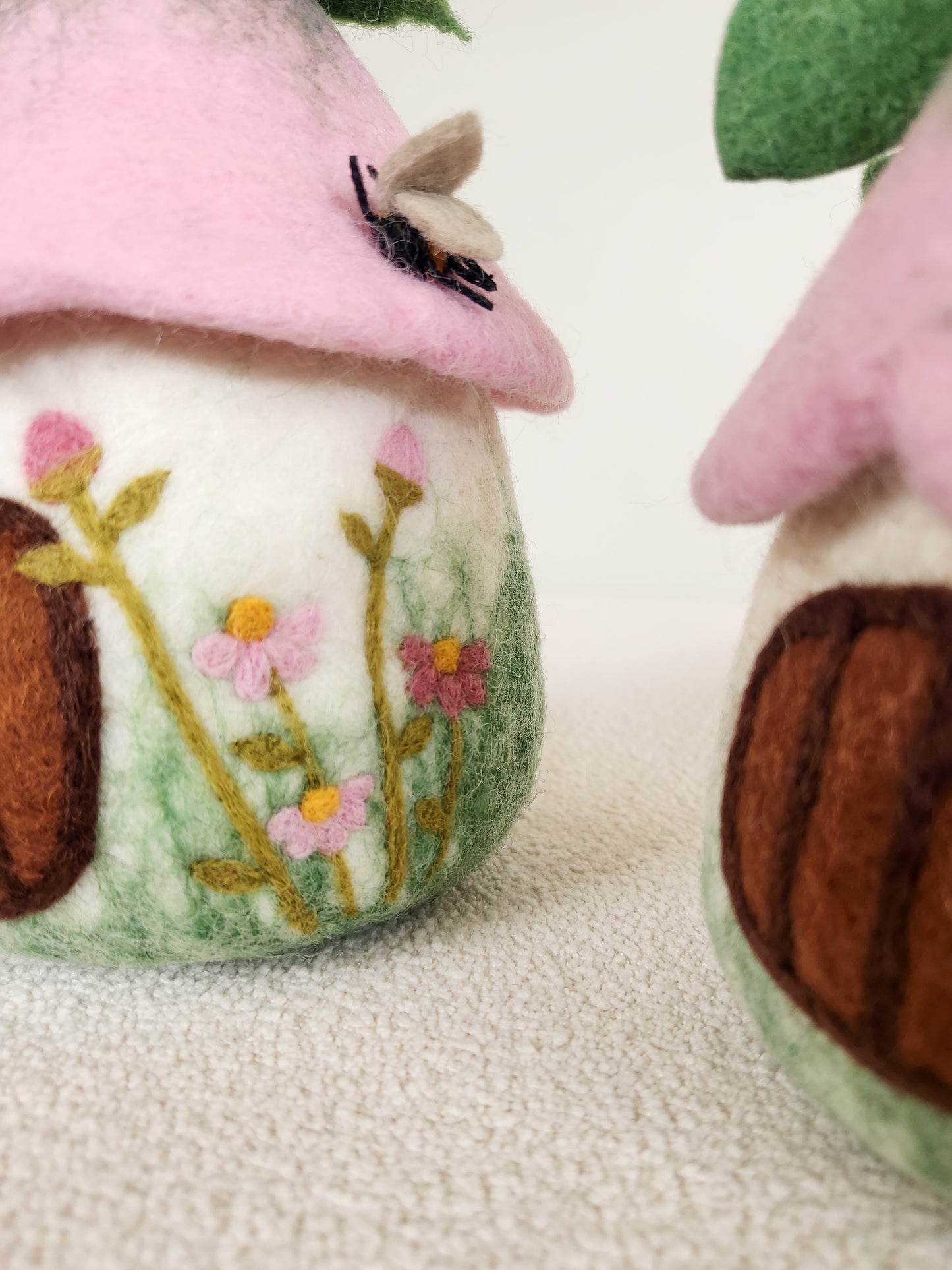 BELLFLOWER BUNGALOW FELT FAIRY HOUSE WITH PEONY PINK FLOWER ROOF. CLOSE UP OF NEEDLE FELTED PINK FLORAL DETAILS 