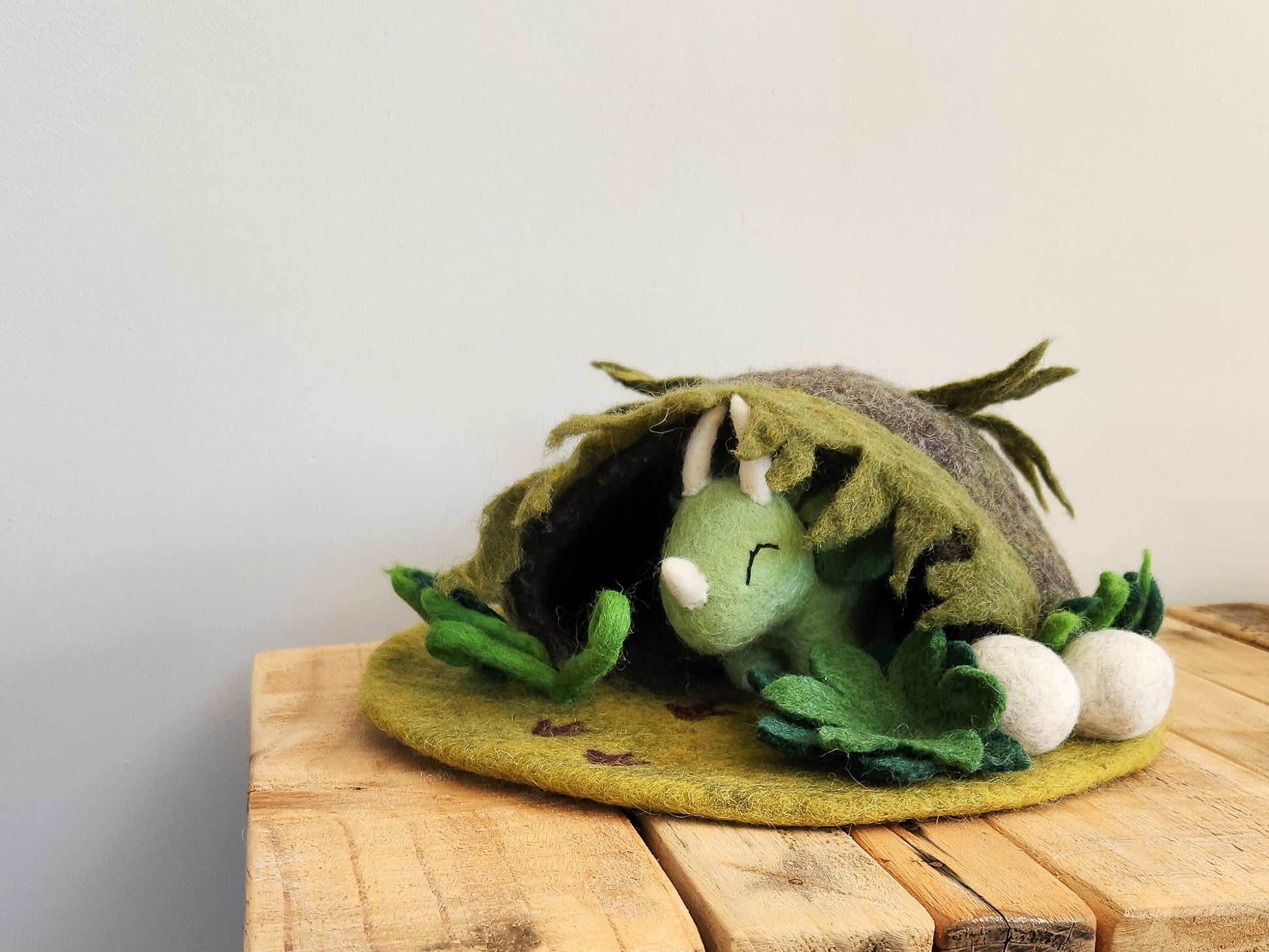 PREHISTORIC WORLD FELTED DINOSAUR CAVE WITH FELT TRICERATOPS  TOY