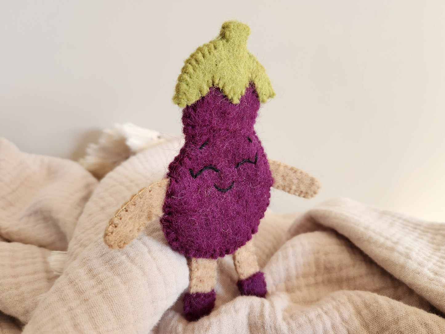 FELT FRUIT AND VEGETABLE FINGER PUPPETS - HAPPY EGGPLANT FINGER PUPPET