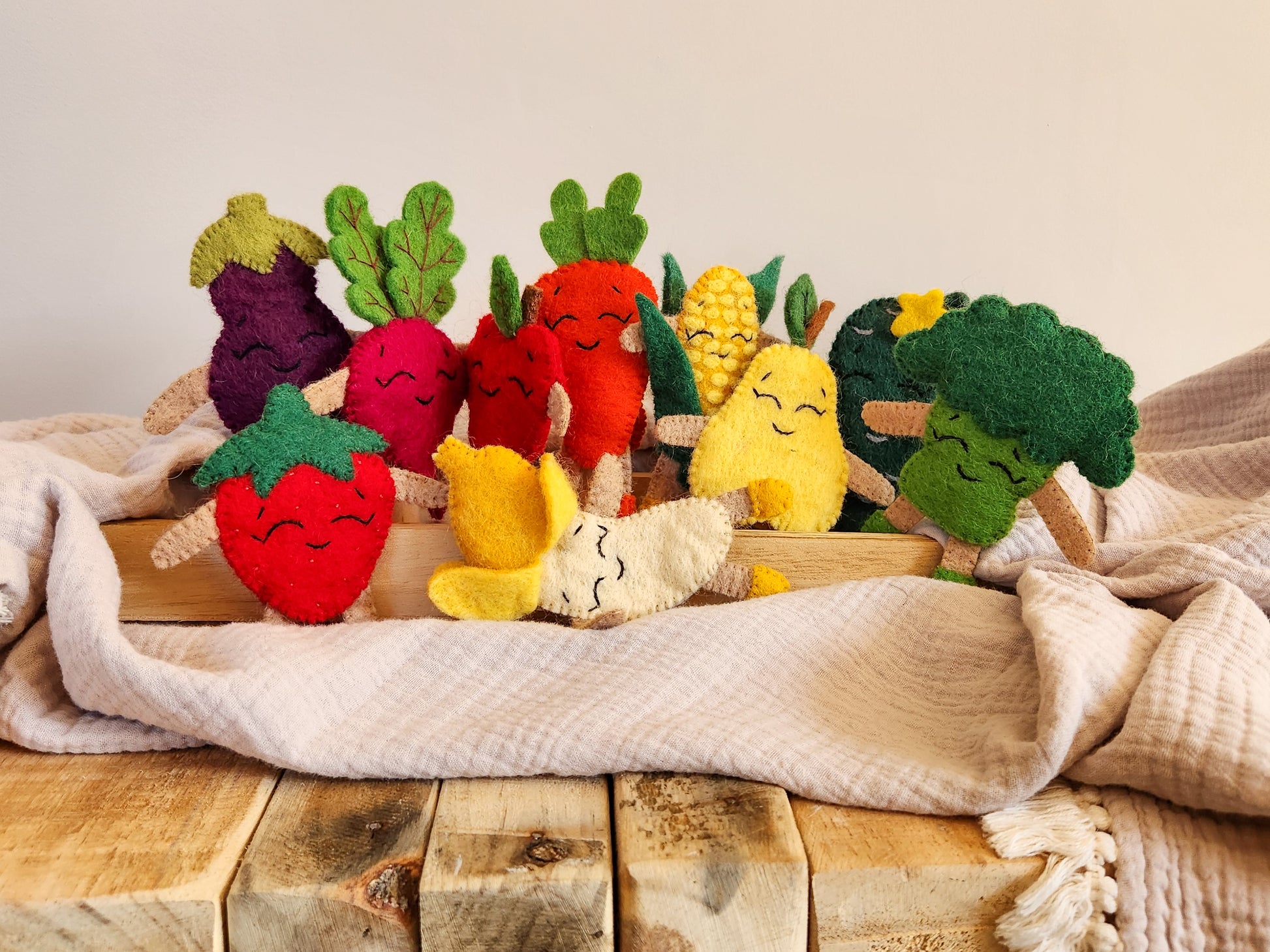 FELT FRUIT AND VEGETABLE FINGER PUPPETS - HAPPY FRUIT AND VEGETABLE FINGER PUPPET SET